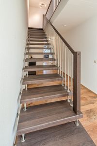 Freitragende Kenngott-Treppe, Stufen, Handlauf