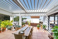 Dachterrasse mit Pflanzen und integriertem Terrassendach, Allwetterdach ESCO