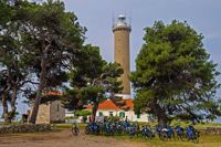 Radfahrergruppe vor Leuchtturm, I.D. Riva Tours