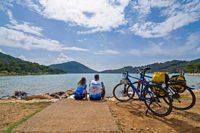 Radfahrer machen Rast am Meer, I.D. Riva Tours