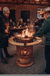 Personen beim Grillen mit Feuertonne, MOESTA-BBQ