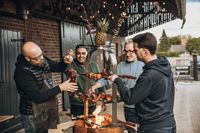 Personen beim Grillen mit Grillzubehör, MOESTA-BBQ