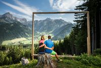 Paar mit Bilderrahmen vor Bergkulisse, Tourismusverband Werfenweng