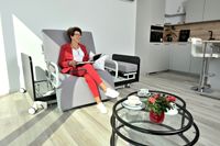 Frau in Wohnzimmer mit Multifunktionscouch, Smart House