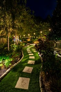 Beleuchteter Gartenweg mit Lichterkette, Rainpro