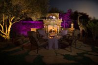 Terrasse mit gedecktem Tisch und Gartenbeleuchtung, Rainpro
