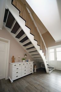 weiße Holztreppe, dunkle Treppenstufen, Treppe von unten, Streger