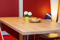 Tischplatte aus Holz mit Holzschale und Blumen, Holz-Tischplatte mit Longlife-Oberfläche, Longlife, Kenngott