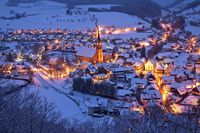 schneebedeckter Ort mit stimmungsvollen Lichtern, Mittlerer Schwarzwald
