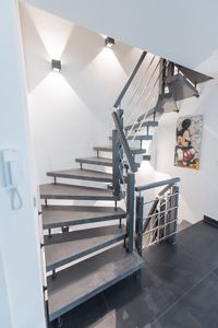 Treppenhaus mit Stufen aus Schiefer, Kenngott