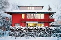 Haus, Schnee, Hecke, Bäume, Garten, Fenster, Himmel, Kalksandstein, Bundesverband Kalksandsteinindustrie e.V.