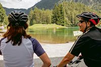 Radweg vor Bergkulisse, Pärchen auf Fahrrädern vor See, Fahrradtour am See, Imst Tourismus