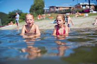 Kinder planschen im See, Waldecker Land