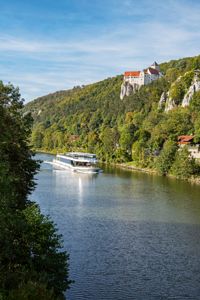 Burg Prunn, Schiff auf der Donau, Tourismusverband im Landkreis Kelheim 
