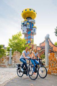 Radfahrer vor einem Biergarten, Tourismusverband im Landkreis Kelheim 