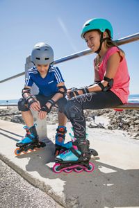 Kinder mit Inline-Skates, Kinder mit Skates am Hafen, Rollsport-Helm Prostyle Matt 2.0, Intersport