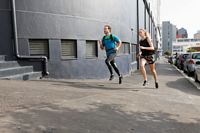 Paar beim Joggen in der Stadt, Mann und Frau beim Laufen, Intersport