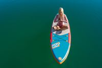 Frau auf Paddelbord auf dem See, Stand-Up-Yoga auf dem See, Tourist Information Kochel a. See