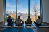 Yogakurs vor Fenster mit Bergpanorama, Yoga mit Bergblick, Kochel a. See, Franz Marc Museum