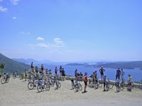 Fahrradfahrer auf Aussichtsplattform vor Meer, I.D. Riva Tours