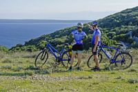 Fahrradfahrer auf Hügel sehen aufs Meer hinaus, I.D. Riva Tours