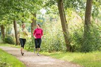 Joggen im Park, Frauen joggen im Park, Joggen in der Lüneburger Heide