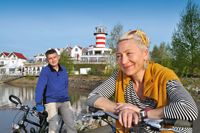 Radfahrer machen Pause, radfahren am Wasser, Lausitzer Seenland