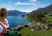 Top Camping Austria; Frau vor Bergpanorama