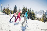 Bergpanorama, Dehnübungen im Schnee, Drei Frauen beim Aufwärmen vor der Abfahrt, Skigymnastik, Schladming-Dachstein, 