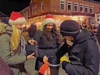 Frau zieht Weihnachtswunsch-Los aus Eimer, Bad Bramstedt