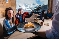 Menschen essen zusammen, Essen wird an den Tisch gebracht, Essen in der Skihütte, Ski amadé, 