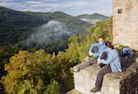 Paar genießt Ausblick ins grüne Tal, Bad Bergzaberner Land
