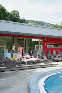 Pool, Freundegruppe, Badegäste, Schwimmbecken, Schwimmbad im Freien, Therme, Junge Leute, Harz, Bodetal, Bodetal Therme Thal