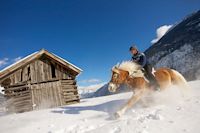 Frau auf Pferd reitet durch den Schnee, durch den Schnee reiten, Imst Tourismus
