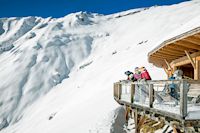 Aussichtspunkt in den Bergen, Menschen schauen auf eine Schneelandschaft hinab, Menschen genießen die Aussicht, Imst Tourismus