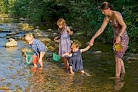 Kinder spielen am Wasser, Bach, Mutter mit Kindern, Baden-Württemberg, Urlaub auf dem Bauernhof