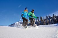 Menschen in Winterlandschaft, Paar beim Schneeschuhgehen, Paar beim Winterwandern, Ferienregion Nationalpark Hohe Tauern