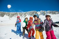 Kinder im Schnee, Schneespaß, Winterurlaub, Schneeballschlacht, Hörnerdörfer