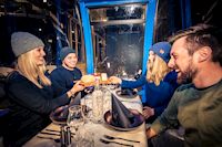 Gruppe beim Dinner in einer Gondel, Gondeldinner, Ski- und Weingenusswoche, Gondel.Alm.Genuss, Ski amadé, Hochkönig