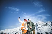 Pärchen macht Selfie vor Bergen, Selfie vor Bergpanorama, Ski amadé, Hochkönig