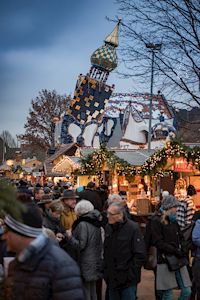 Menschen auf dem Weihnachtsmarkt, Kuchlbauer Turmweihnacht, Brauerei zum Kuchlbauer GmbH & Co KG