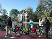 Boat Bike Tours; Radfahrer am Kanal