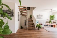 Wohnraum mit Holzfußboden und freitragender Treppe, Longlife Lofteiche-Dekor, Kenngott