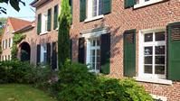 Hof Außenansicht mit grünen Fensterläden, Garten- & Fassadenfarbe, Osmo