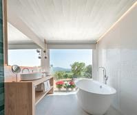 Badezimmer mit weißen Deckenpaneelen, Logoclic