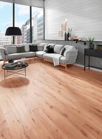 Wohnzimmer mit hellem Holzfußboden, Concept-Massivholzdielen, Osmo