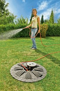 Premier Tech Water; Frau mit Gartenschlauch