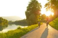 Kärnten; Radfahren im Sonnenuntergang
