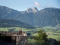 Aussichtsplattform mit Blick auf Berge und Tal, Südliches Allgäu