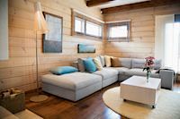 Wohnzimmer mit Holzboden und Holzverkleidung an den Wänden, Remmers